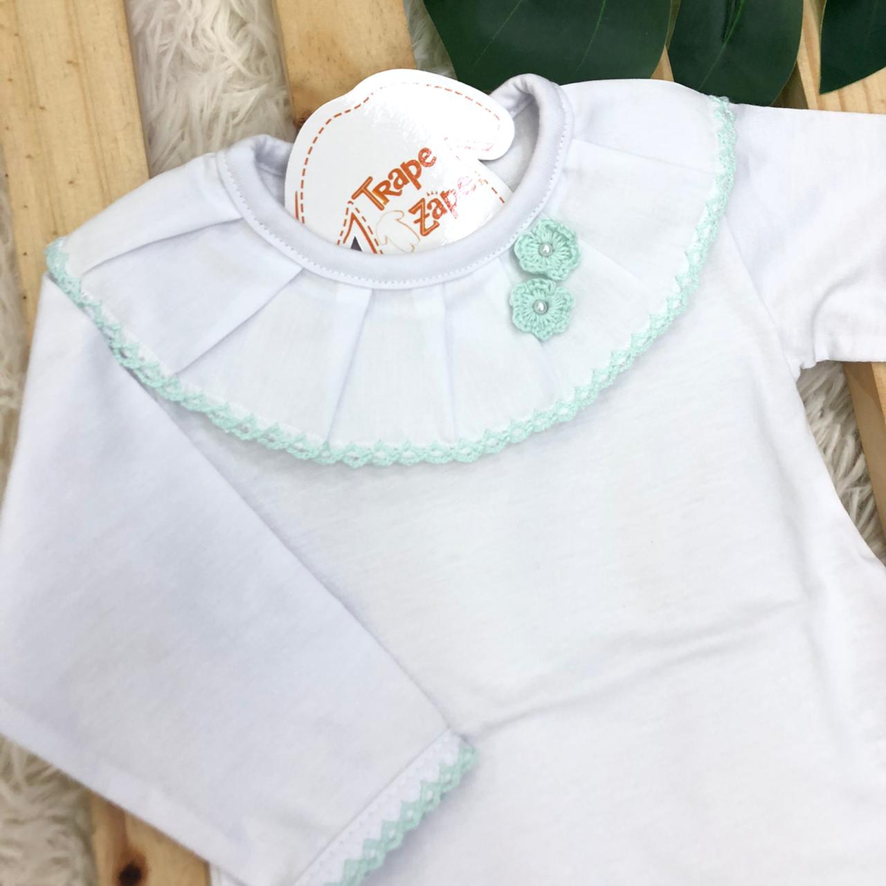   body branco com gola bordada flor de crochê verde água